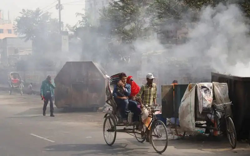 ঢাকায় দূষিত বায়ুর কারণে ধোঁয়া ও ধুলার স্তর বৃদ্ধি. Channel i News - চ্যানেল আই নিউজ