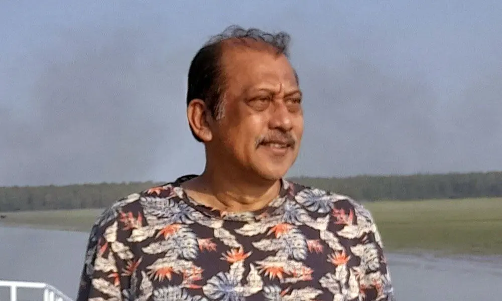 অভিনেতা সমু চৌধুরী সমুদ্রের পাশে দাঁড়িয়ে আছেন. Channel i News - চ্যানেল আই নিউজ