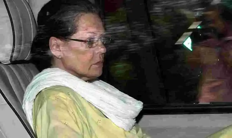 সোনিয়া গান্ধী হাসপাতালে ভর্তি, চোখ বন্ধ করে বসে আছেন. Channel i News - চ্যানেল আই নিউজ