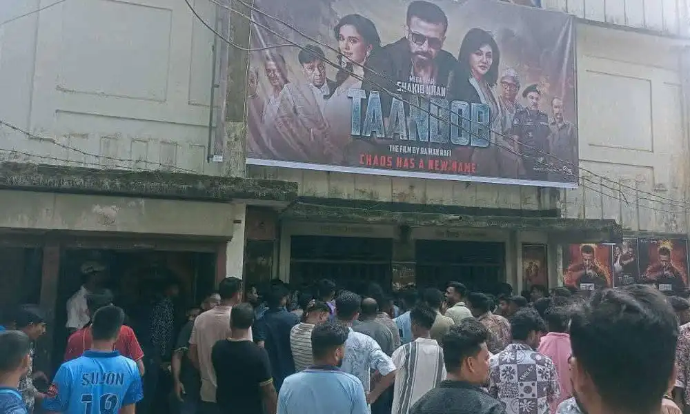 বৃহৎ সংখ্যক দর্শক সিনেমা দেখতে সিনেমা হলে উপস্থিত. Channel i News - চ্যানেল আই নিউজ