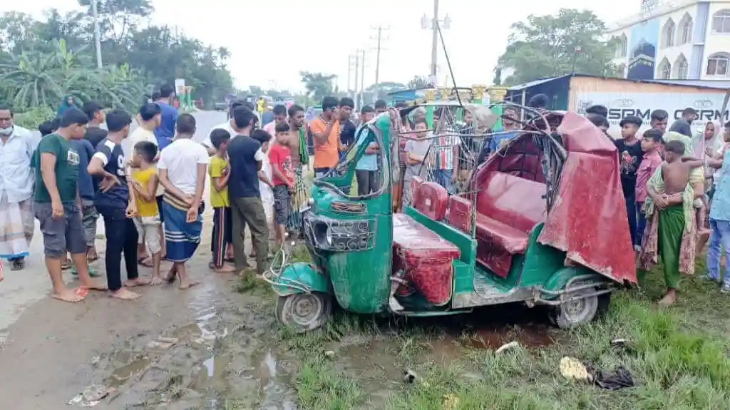 অটোরিকশা উল্টে নারী নিহত, আহত দুই সন্তান, ব্যাপক জনসমাগম. Channel i News - চ্যানেল আই নিউজ