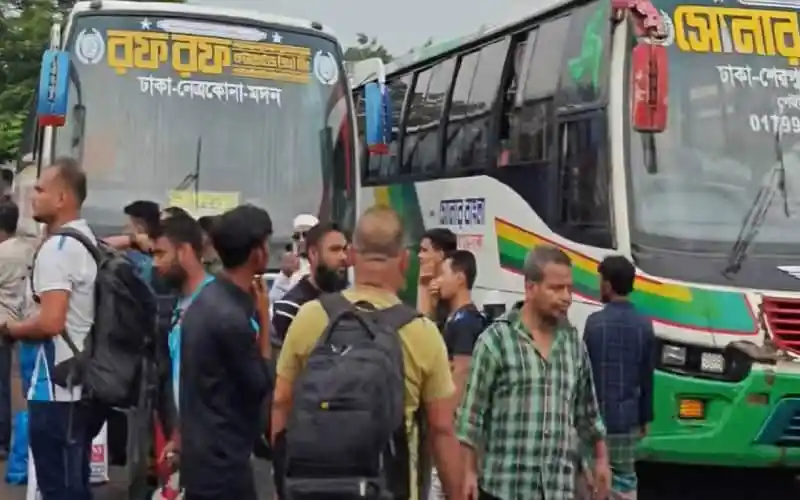 বড় সংখ্যক মানুষ বাসে উঠার জন্য অপেক্ষা করছে. Channel i News - চ্যানেল আই নিউজ