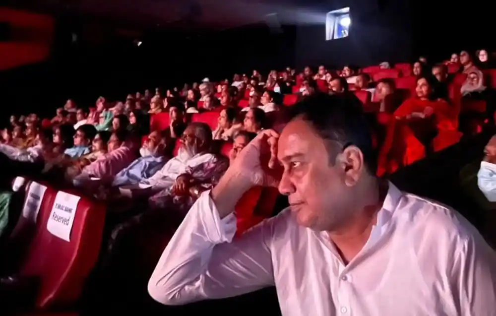 সিনেমা হলে দর্শকদের মনোভাব ও মানসিক স্বাস্থ্যের ছবি. Channel i News - চ্যানেল আই নিউজ
