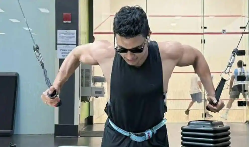 জায়েদ খান জিমে ব্যায়াম করছেন, সিক্স প্যাকের জন্য কঠোর পরিশ্রম. Channel i News - চ্যানেল আই নিউজ