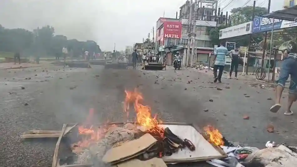 সড়ক দুর্ঘটনায় অগ্নিসংযোগ, ধ্বংসপ্রাপ্ত বস্তু ও জনজীবন. Channel i News - চ্যানেল আই নিউজ