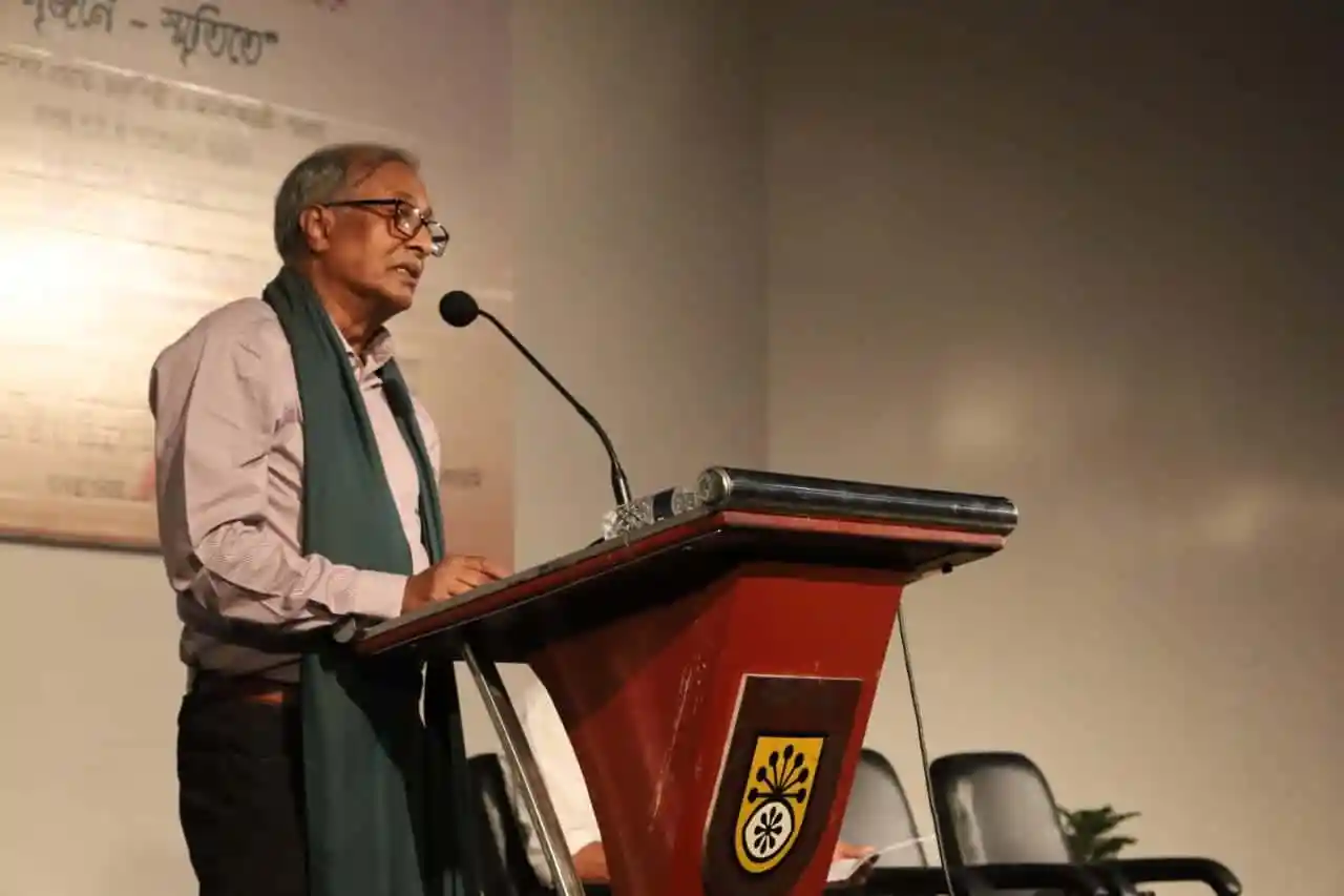 শিল্পকলায় মনজুর আলম বেগ ও আনোয়ার হোসেনকে স্মরণে বক্তৃতা দিচ্ছেন একজন ব্যক্তি. Channel i News - চ্যানেল আই নিউজ