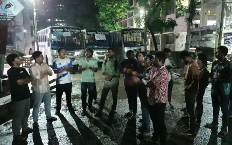 জবিতে দুই দলের সংঘর্ষে সহকারী প্রক্টর লাঞ্ছিত, ছাত্ররা উত্তেজিত. Channel i News - চ্যানেল আই নিউজ