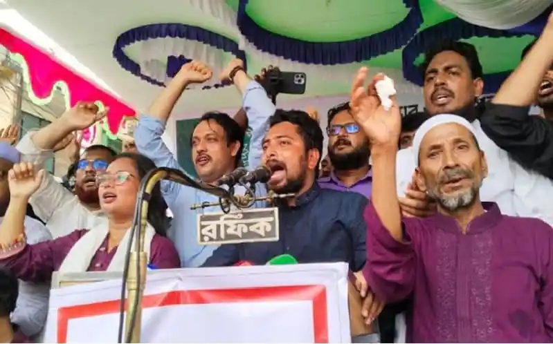 বিরোধী নেতাদের সমাবেশে বক্তারা সরকারের সমালোচনা করছেন. Channel i News - চ্যানেল আই নিউজ