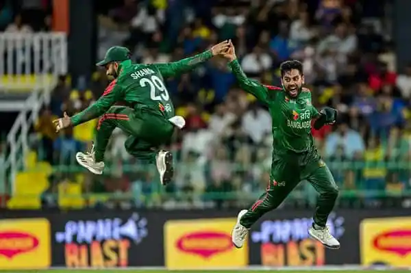 বাংলাদেশ ক্রিকেটাররা উল্লাসে মেতে উঠেছেন মাঠে, জয় উদযাপন করছেন।. Channel i News - চ্যানেল আই নিউজ