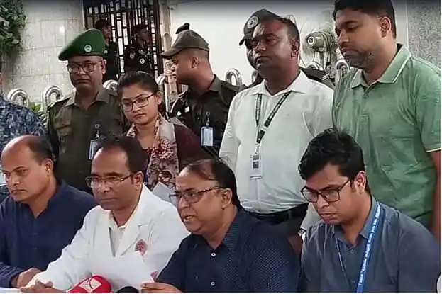 বিমান দুর্ঘটনা নিয়ে জরুরি সংবাদ সম্মেলনে কর্মকর্তারা আলোচনা করছেন. Channel i News - চ্যানেল আই নিউজ