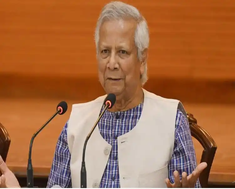 অধ্যাপক ইউনূস বক্তৃতা দিচ্ছেন, পেছনে উজ্জ্বল কাঠের প্যানেল. Channel i News - চ্যানেল আই নিউজ