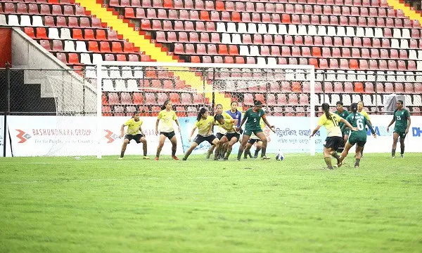 বাংলাদেশ ও ভুটানের নারী ফুটবল ম্যাচের দৃশ্য, বাংলাদেশ এগিয়ে রয়েছে. Channel i News - চ্যানেল আই নিউজ