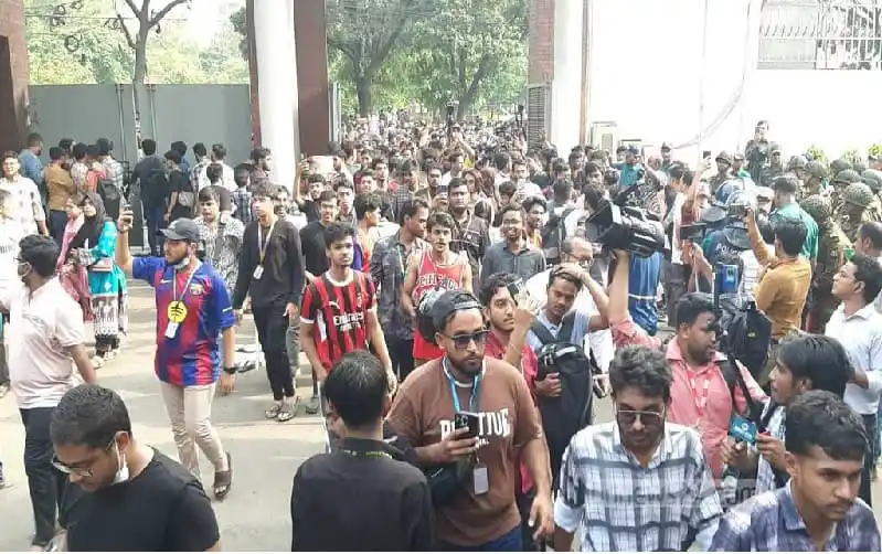 শিক্ষার্থীরা সচিবালয়ের সামনে অবস্থান করছে, নিরাপত্তা ও মিডিয়া উপস্থিত. Channel i News - চ্যানেল আই নিউজ