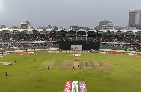 বাংলাদেশ ক্রিকেট স্টেডিয়ামে খেলা চলমান, দর্শকরা দর্শকাসনে বসে. Channel i News - চ্যানেল আই নিউজ