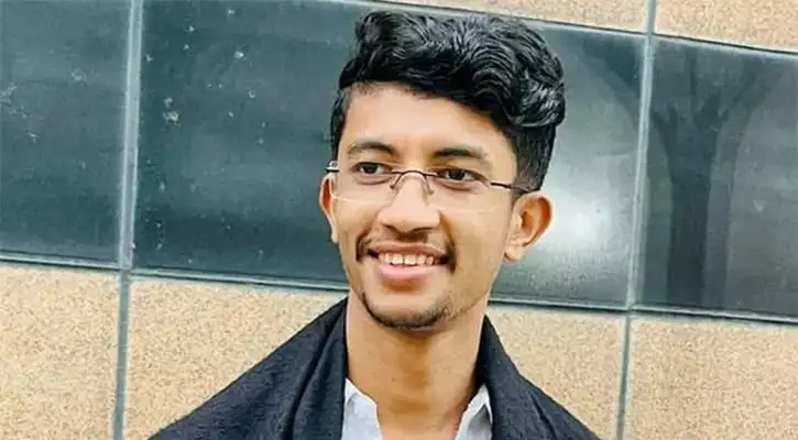 স্মার্ট যুবক ব্যক্তি হাসিমুখে, আধুনিক শহর পটভূমিতে. Channel i News - চ্যানেল আই নিউজ