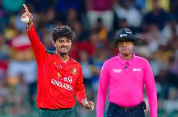 বাংলাদেশ ক্রিকেটার মেহেদী হাসান মাঠে উদযাপন করছেন. Channel i News - চ্যানেল আই নিউজ