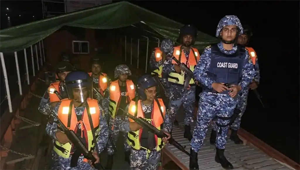 নৌবাহিনী ও কোস্টগার্ডের টহল দল নদীপথে নিরাপত্তা নিশ্চিত করছে. Channel i News - চ্যানেল আই নিউজ