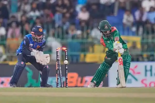 ক্রিকেট খেলোয়াড় ব্যাট করে, উইকেটের সামনে ফিল্ডার প্রস্তুত. Channel i News - চ্যানেল আই নিউজ