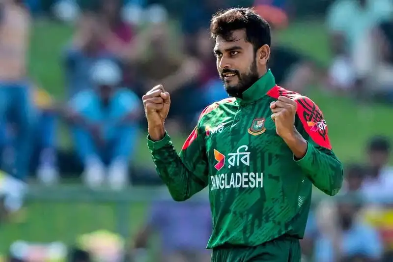 বাংলাদেশ ক্রিকেটার মিরাজ মাঠে জেতার উল্লাসে উদযাপন করছেন. Channel i News - চ্যানেল আই নিউজ