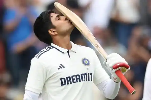ভারতীয় ক্রিকেটার গিল ব্যাট হাতে, ক্রিকেট মাঠে মুখে হাসি. Channel i News - চ্যানেল আই নিউজ