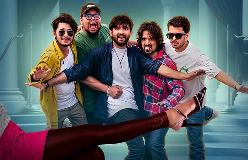 পাঁচ বন্ধু হাসি ও আনন্দের সাথে ছবি তুলছে. Channel i News - চ্যানেল আই নিউজ