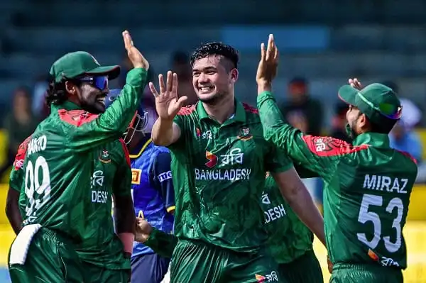 বাংলাদেশ ক্রিকেটাররা খেলার মধ্যে উল্লাসে মেতে উঠেছেন. Channel i News - চ্যানেল আই নিউজ