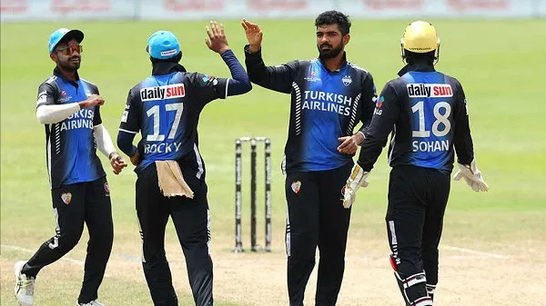 রংপুরের ক্রিকেটাররা মাঠে উল্লাস করছে, খেলা চলাকালীন. Channel i News - চ্যানেল আই নিউজ