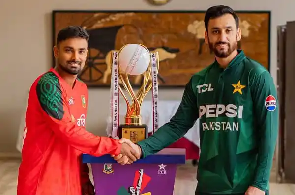 বাংলাদেশ ও পাকিস্তান ক্রিকেট দলের খেলোয়াড়রা ট্রফি হাতে নিয়ে শুভেচ্ছা বিনিময়. Channel i News - চ্যানেল আই নিউজ