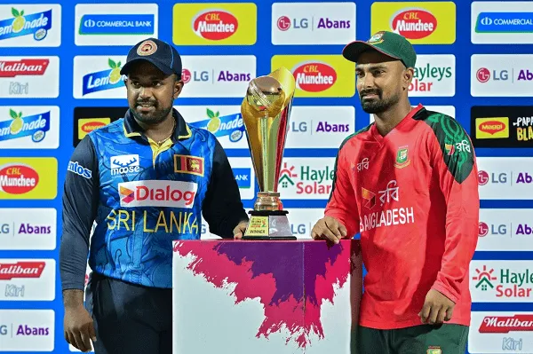 শ্রীলঙ্কা ও বাংলাদেশ দলের খেলোয়াড়রা ট্রফির পাশে দাঁড়িয়ে. Channel i News - চ্যানেল আই নিউজ