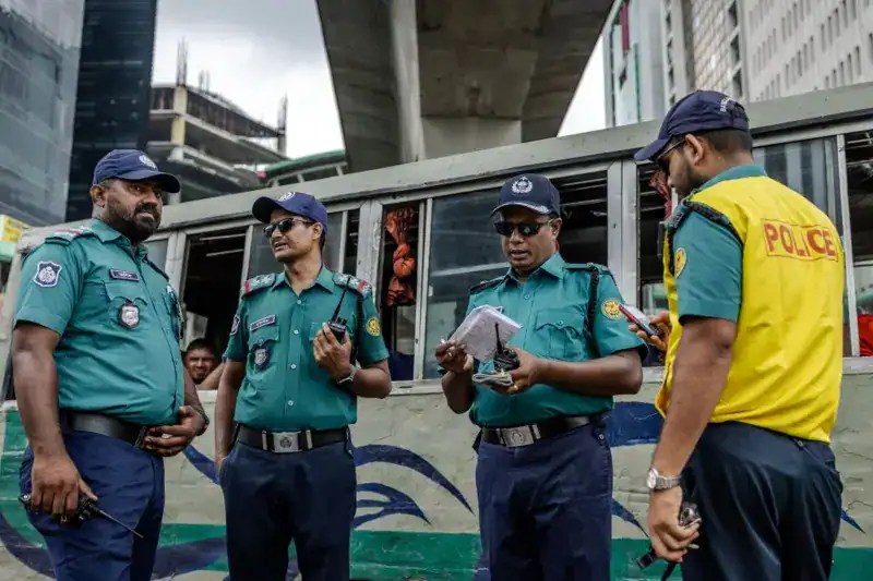 বাংলাদেশ পুলিশের সদস্যরা দেশের বিভিন্ন স্থানে বিশেষ অভিযান পরিচালনা করছে. Channel i News - চ্যানেল আই নিউজ