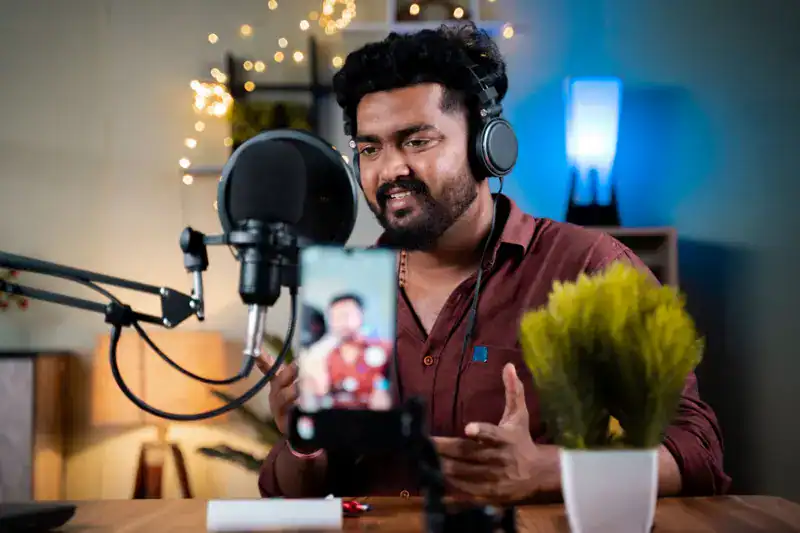 বাংলাদেশি কনটেন্ট ক্রিয়েটর স্টুডিওতে ভিডিও রেকর্ডিং করছে. Channel i News - চ্যানেল আই নিউজ