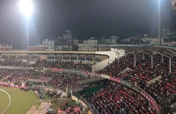 ঢাকা স্টেডিয়ামে দর্শকদের ভিড়, গ্যালারিতে অনেক মানুষ উপস্থিত. Channel i News - চ্যানেল আই নিউজ
