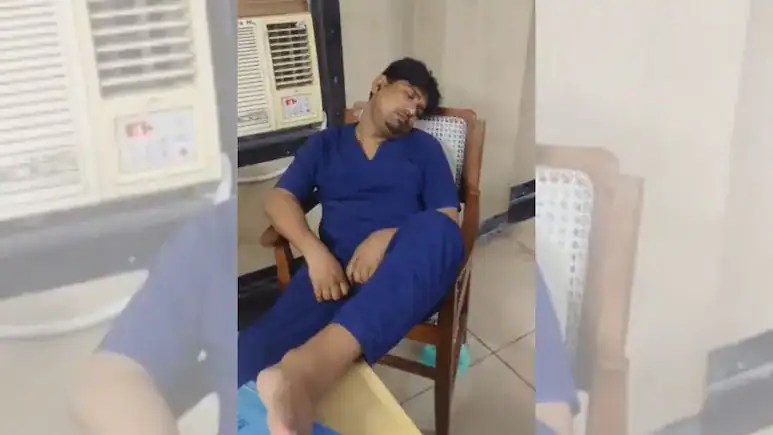 চিকিৎসক ঘুমিয়ে আছেন এসির সামনে, রোগীর মৃত্যু সংবাদ. Channel i News - চ্যানেল আই নিউজ