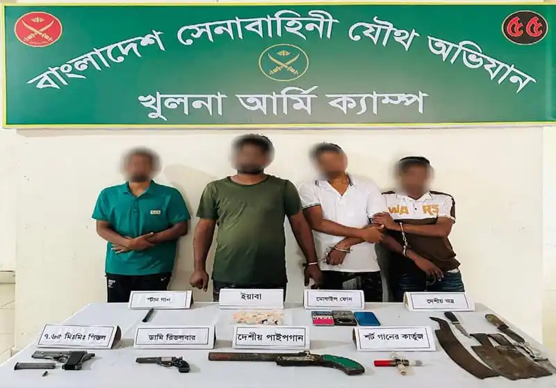 খুলনায় যৌথ বাহিনীর অভিযানে গ্রেফতার সন্ত্রাসীদের ছবি. Channel i News - চ্যানেল আই নিউজ