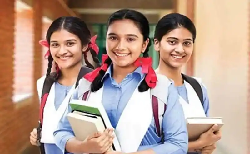 তিনজন স্কুলছাত্রী হাসিমুখে স্কুলে যাচ্ছেন, ব্যাকপ্যাক ও বই হাতে।. Channel i News - চ্যানেল আই নিউজ