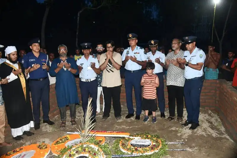 বিমান বাহিনীর সদস্যরা শিক্ষিকা মেহরীন চৌধুরীর সমাধিতে শ্রদ্ধা নিবেদন. Channel i News - চ্যানেল আই নিউজ