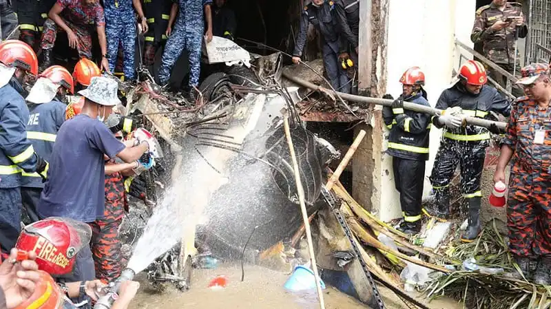 দুর্ঘটনাস্থলে উদ্ধারকর্মীরা উদ্ধার কাজ চালাচ্ছেন।. Channel i News - চ্যানেল আই নিউজ