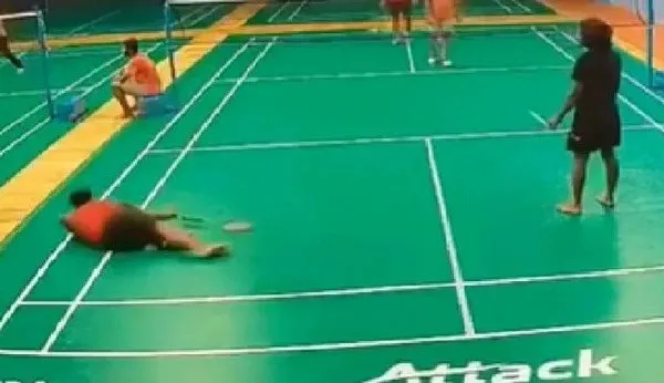 ব্যাডমিন্টন খেলতে গিয়ে খেলোয়াড়ের অজান্তে পড়ে যান অন্য খেলোয়াড়. Channel i News - চ্যানেল আই নিউজ