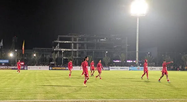 বাংলাদেশ ফুটবল দলের খেলোয়াড়রা লঙ্কানদের বিপক্ষে ম্যাচে মাঠে প্রস্তুত. Channel i News - চ্যানেল আই নিউজ