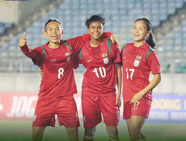 বাংলাদেশ নারী ফুটবল দলের তিন খেলোয়াড় জয়োল্লাসে উদযাপন করছে. Channel i News - চ্যানেল আই নিউজ