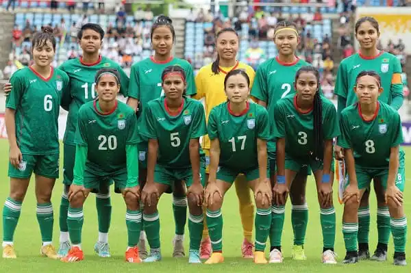 বাংলাদেশ নারী ফুটবল দলের খেলোয়াড়রা মাঠে প্রস্তুত।. Channel i News - চ্যানেল আই নিউজ