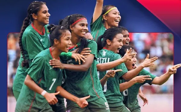 বাংলাদেশ নারী ফুটবল দলের খেলোয়াড়রা জেতার পর উল্লাস করছে. Channel i News - চ্যানেল আই নিউজ