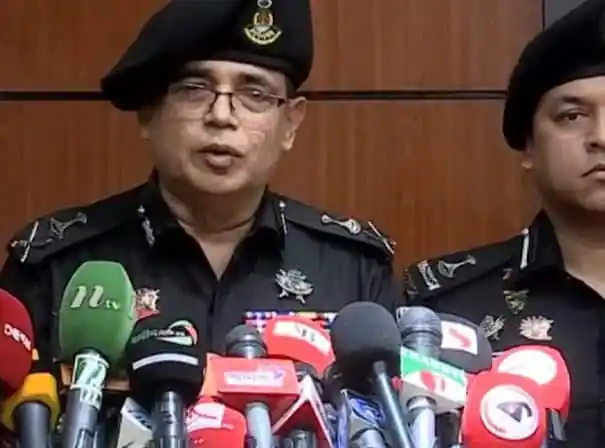 র্যাব মহাপরিচালকের সংবাদ সম্মেলনে পুলিশ কর্মকর্তারা. Channel i News - চ্যানেল আই নিউজ