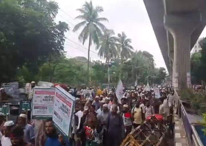 জনসমাগমের মধ্যে জামায়াতের সমাবেশের জন্য নেতাকর্মীরা সোহরাওয়ার্দী উদ্যানে জড়ো হচ্ছেন।. Channel i News - চ্যানেল আই নিউজ