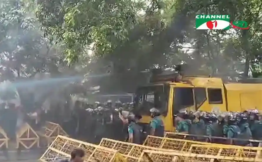 পুলিশ জলকামান ও সাউন্ড গ্রেনেড ছুঁড়ে ছত্রভঙ্গ করছে বিজিবি সদস্যদের প্রতিবাদকারীদের।. Channel i News - চ্যানেল আই নিউজ