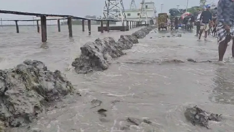 মেরিন ড্রাইভে ভাঙন ও জলাবদ্ধতা, পর্যটক ও স্থানীয়দের ভোগান্তি. Channel i News - চ্যানেল আই নিউজ