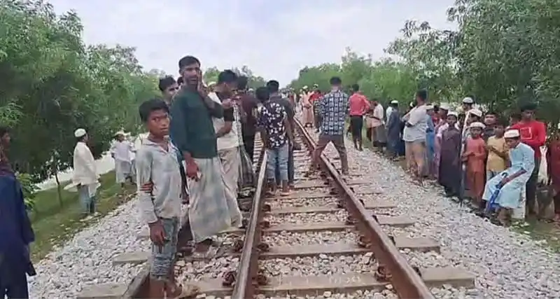 কক্সবাজারে ট্রেনে কাটা পড়ে যুবকের মৃত্যু, শতাধিক মানুষ ঘটনাস্থলে. Channel i News - চ্যানেল আই নিউজ