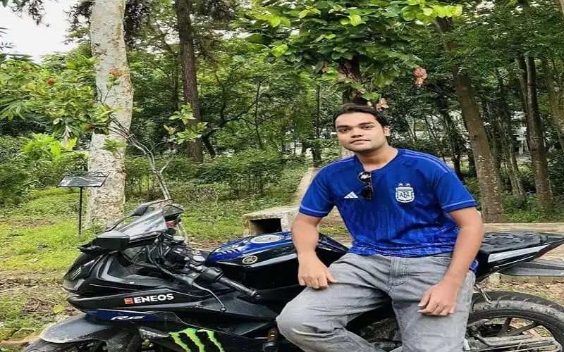 অরিত্র হাসান, নিখোঁজ চবি শিক্ষার্থী, বাইকে বসে ছবি. Channel i News - চ্যানেল আই নিউজ
