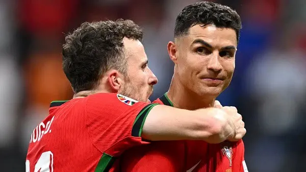 রোনালদো ও সতীর্থের আবেগঘন মুহূর্ত, ফুটবল মাঠে. Channel i News - চ্যানেল আই নিউজ