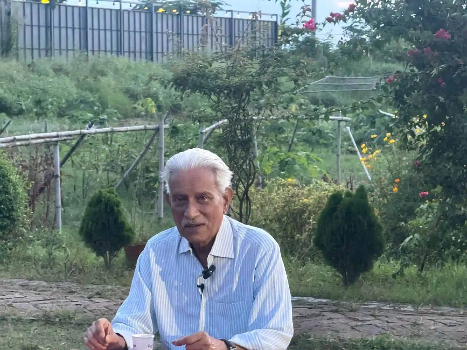 বৃদ্ধ ব্যক্তি বাগানে বসে, প্রকৃতি ও সবুজের মাঝে শান্তিপূর্ণ পরিবেশে. Channel i News - চ্যানেল আই নিউজ